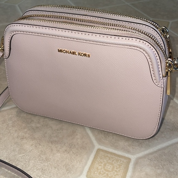 Michael Kors Blush Pink Crossbody purse, like new! - Picture 3 of 10
